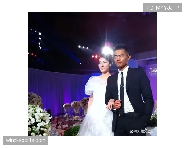 谢杏芳退役后这生活也太松弛了吧，带娃喝咖啡还能顺便晒个自家羽毛球馆